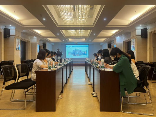     2022年5月26日下午，学生处刘艳副处长、9428cn太阳集团古天乐副主任谭杰文教授、党总支副书记刘静丽老师等一行12人赴广州慈惠医院开展访企拓岗促就业专项行动，与慈惠医院重症与慢重症康复及高压氧医学首席顾问虞容豪教授、朱贤安副院长、医务科张春斌科长等就学校医院协同育人促就业等事项进行了交流讨论。 座谈会现场 首先，虞容豪教授对我校来访表示热烈的欢迎，介绍了广州慈惠医院概况、发展历程与医院特色；同时还向大家介绍了广...